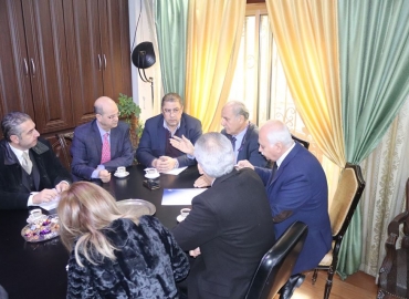 بدعوة من المهندس سامر العش مدير عام هيئة الإشراف على التأمين تم عقد اجتماع في مقر نقابة الأطباء لمتابعة مناقشة الإجراءات المتعلقة بضبط الانحرافات العشوائية في الخدمات الطبية من قبل مزودي الخدمة في الشبكة الطبية لقطاع التأمين