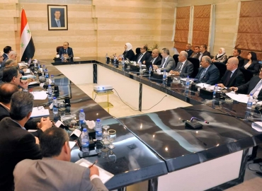 مشروع التأمين الصحي بالعناية المركزة للحكومة، ورئيس مجلس الوزراء المهندس عماد خميس خلال ترؤسه اجتماع لجنة السياسات والبرامج الاقتصادية